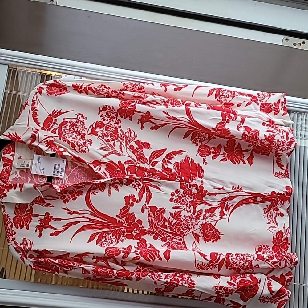 H&M red/white floral print button down blouse